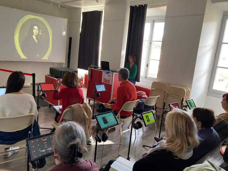 Un groupe en train de découvrir une oeuvre sur tablette interactive à la micro folie de Port Vendres