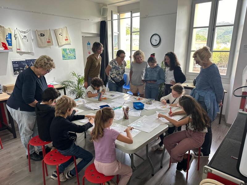 un atelier avec des enfants àà la micro folie de Port-Vendres